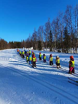 barn som åker skidor